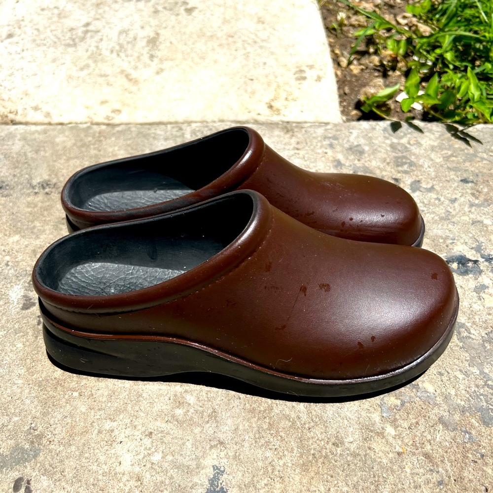 Size 10 Men’s non-slip Edge Klogs